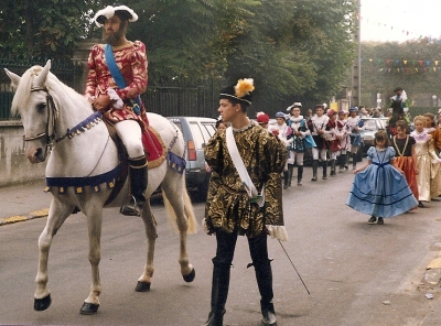 Costumes Renaissance, François 1er. Reconstitution historique, Villemomble,1989.